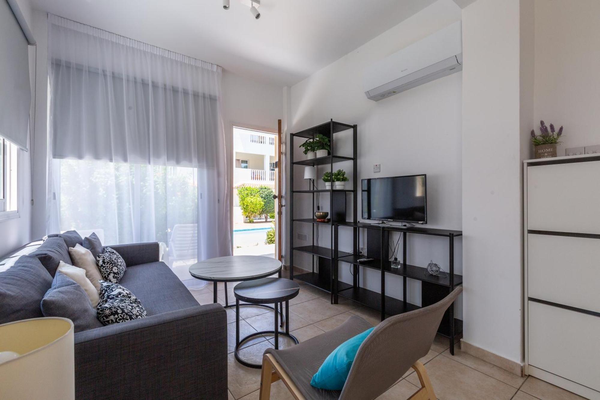 Beautiful One Bed Apartment In Paphos Exterior photo